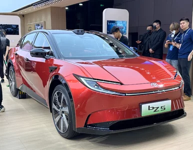 Miniatura: Toyota bZ5 za 60 tys. zł. Ten elektryczny...