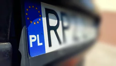 Miniatura: Odwrócone tablice rejestracyjne w Polsce....