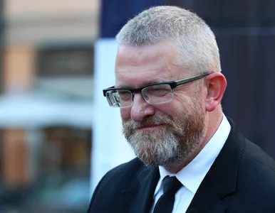 Miniatura: Braun wziął do ręki szlifierkę i podał...