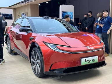 Miniatura: Toyota bZ5 za 60 tys. zł. Ten elektryczny...